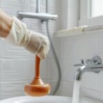 Comment déboucher un siphon de douche ou d’évier